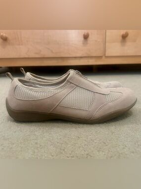 COBBIE CUDDLERS Women’s Memo Tech Beige Leather Suede *Della* Sneakers
